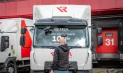 De truck wordt vastgelegd op de plaat