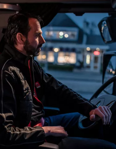 Jeroen Glaap achter het stuur van een T Sleeper Cab
